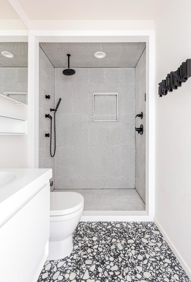New York Modern Interior Architecture: Black and White Minimal Bathroom Design