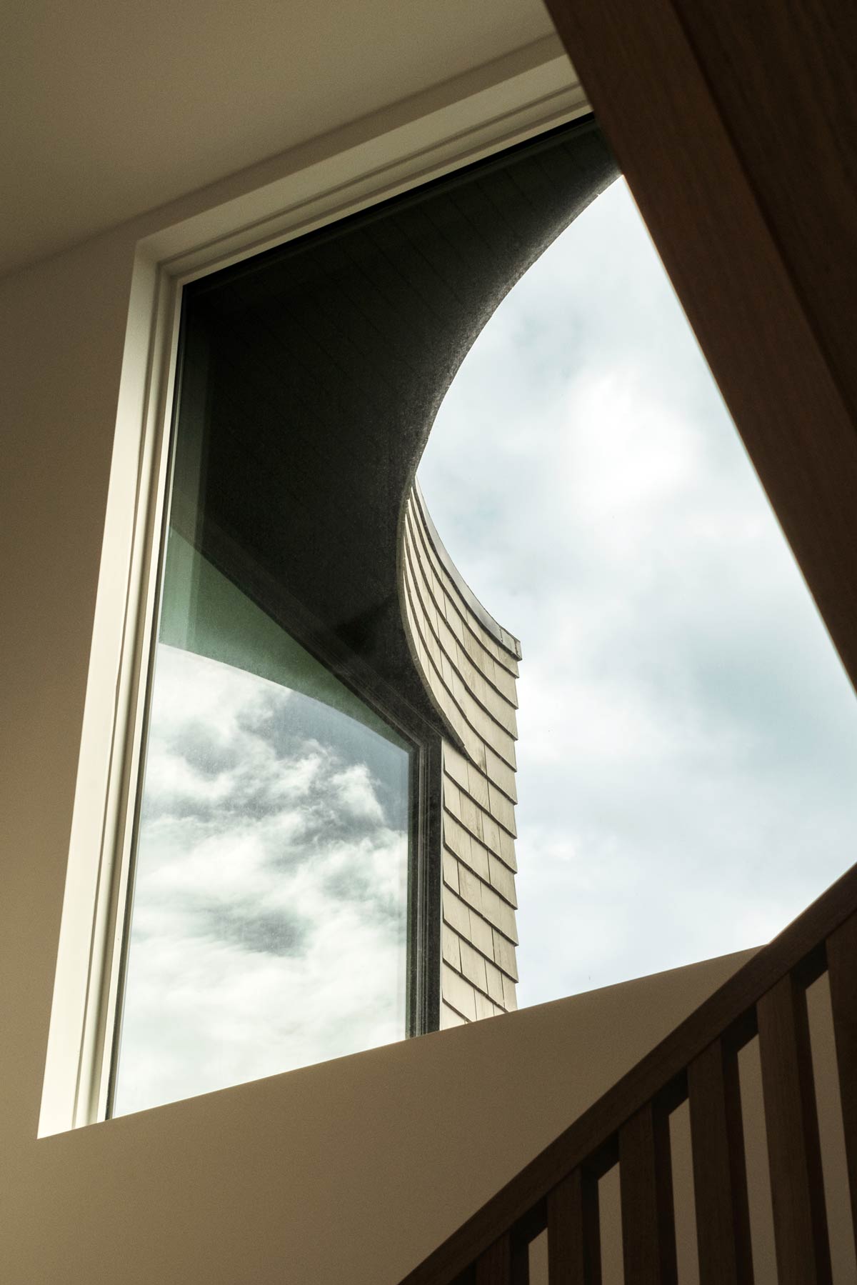 curving facade detail at dune road hamptons new modern home